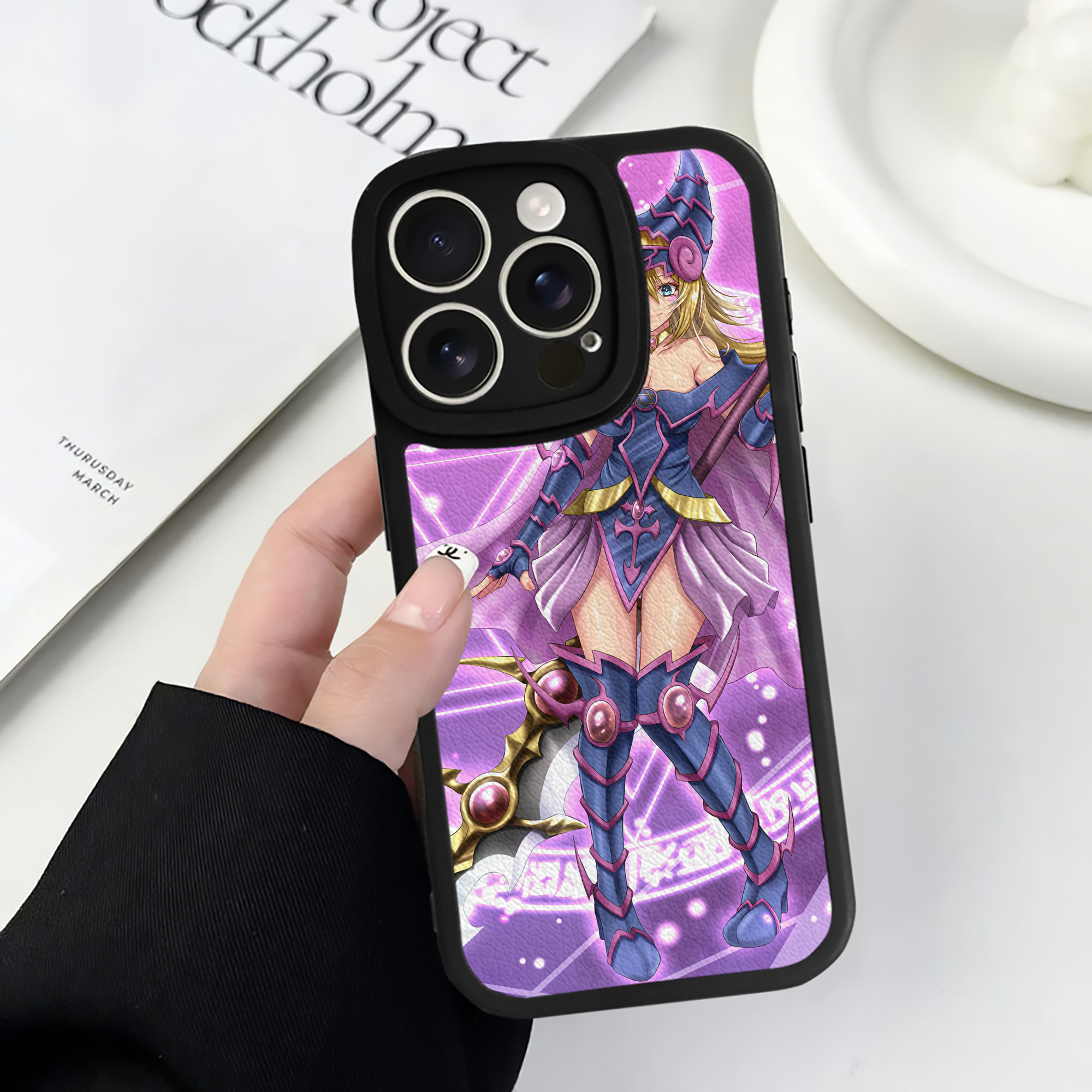 （画像用） 遊☆戯☆王 Yu-Gi-Oh! 【iPhone 16シリーズ対応】シリコンスマホケース（レザー調） 材質：シリコン